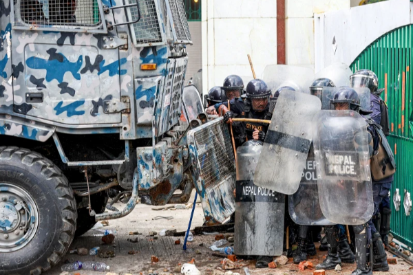 ඇඳිරි නීතිය බිඳිමින් නේපාලයේ Gen Z ගිනි තබයි - දේශපාලකයින්ගේ නිවාස ගිනිබත් | Nepal Parliament Set On Fire