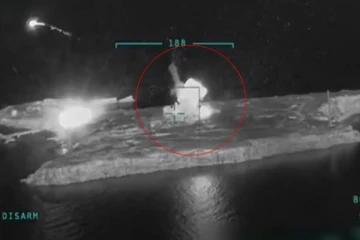 பாம்பு தீவை கலங்கடித்த உக்ரைன் ஏவுகணைகள்: அதிரடி தாக்குதல் வீடியோ!