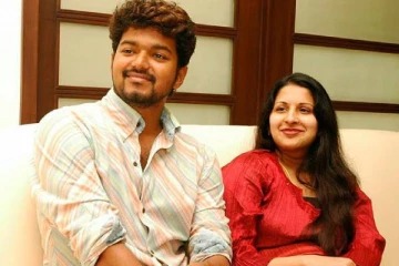 நடிகர் விஜய்யின் மனைவியா இது, எங்கே சென்றுள்ளார் பாருங்க- லேட்டஸ்ட் க்ளிக், வெளியிட்ட பிரபல நாயகி