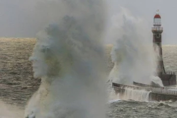 கடல் அலையில் தோன்றிய முகம் - சமூகவலைதளத்தில் வைரலாகும் புகைப்படங்கள்