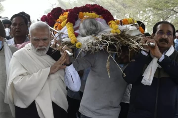 தாயின் உடலை சுமந்து சென்று தகனம் செய்த மோடி!