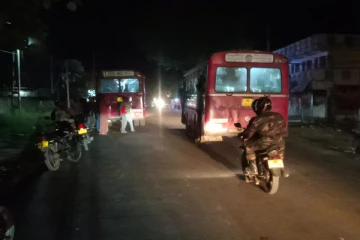 கடும் சனநெரிசல்! இ.போ.சபைக்கு சொந்தமான பேருந்தை இடையில் நிறுத்தி சென்ற சாரதி (PHOTOS)