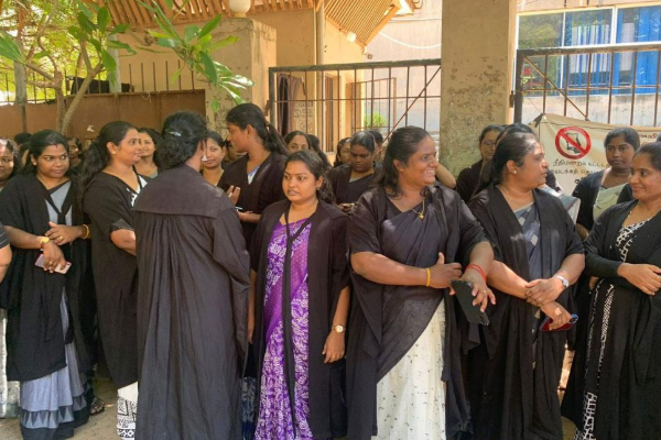 யாழில் பொலிஸாருக்கு எதிராக குதித்த சட்டத்தரணிகள்! | Lawyers Protest Against The Police In Jaffna