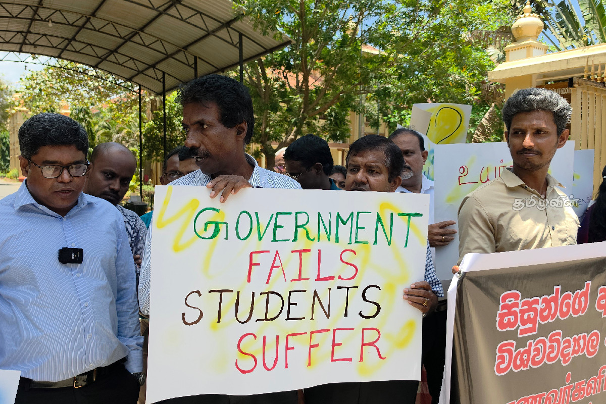 யாழ்.பல்கலைக்கழகத்தில் முன்னெடுக்கப்பட்ட அடையாள கவனயீர்ப்புப் போராட்டம் | Protest University Of Jaffna யாழ்.பல்கலைக்கழகத்தில் முன்னெடுக்கப்பட்ட அடையாள கவனயீர்ப்புப் போராட்டம் | Protest University Of Jaffna