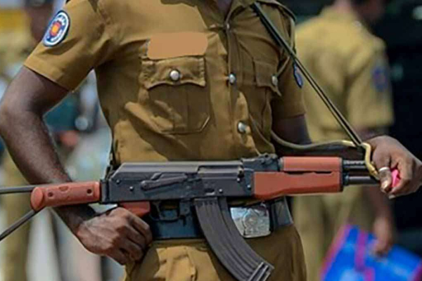 வேன் மீது துப்பாக்கி சூடு நடத்திய பொலிஸார் ; வெளியிட்ட அதிர்ச்சி தகவல் | Police Who Opened Fire On The Van வேன் மீது துப்பாக்கி சூடு நடத்திய பொலிஸார் ; வெளியிட்ட அதிர்ச்சி தகவல் | Police Who Opened Fire On The Van
