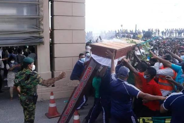 சவப்பெட்டியுடன் ஜனாதிபதி அலுவலகத்திற்குள் நுழைய முயன்ற மக்களால் ஏற்பட்ட பதற்றம்! | Sri Lanka President Office Front People Protest