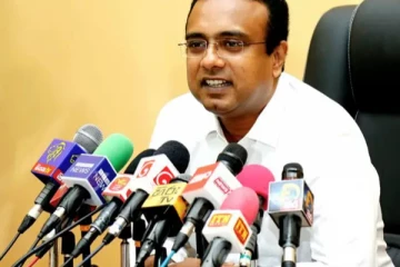 "දැන් නාමල් අපේ රැළිය අවසානයේ තිබුන කුනු අදිනවා කියලා 2018 කුණු ඇදපු පින්තුරු සමාජ මාධ්යය ඔස්සේ පළ කරනවා..." මනුෂ නානායක්කාරගෙන් සැර ප්රකාශයක්...