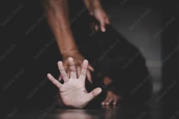 காதலனை துப்பட்டாவால் கட்டிப்போட்டு மாணவியை 3 ரவுடிகள் பாலியல் பலாத்காரம் செய்த கொடூரம்