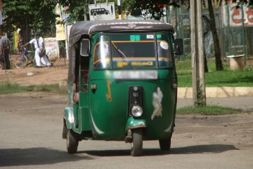 முச்சக்கர வண்டியை கொள்ளையிட்ட பெண்ணும் காதலனும் கைது