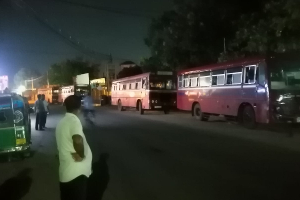 முல்லைத்தீவு காவல் நிலையத்தை முற்றுகையிட்ட அரச பேருந்துகள் (படங்கள்) | Mullaiththivu Ctp Bus Protest