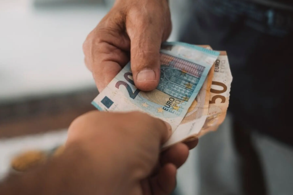 அதிக குறைந்தபட்ச ஊதியம் வழங்கும் நாடுகள் பட்டியலில் பிரான்ஸ் | France To Increase Minimum Wage In 2026