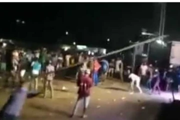 සංගීත ප්‍රසංගයක් මැද ගැටුමක්.. සිදු වූ විනාශය.. (VIDEO)