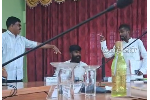 கரைதுறைப்பற்று பிரதேச சபை அமர்வில் கடும் வாக்குவாதம்.. பாதியில் எழுந்து சென்ற தவிசாளர் | Karaithuraipattu Pradeshiya Sabha Conflict