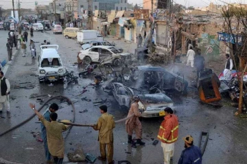 பாகிஸ்தான் அரச அதிகாரி கார் மீது பயங்கரவாதிகள் தாக்குதல் ; 4 பேர் பலி