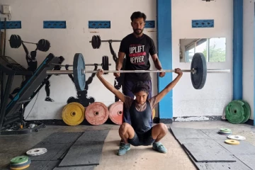 பொதுநலவாய பளு தூக்கல் போட்டியில் வெற்றி பெற்று வடக்கிற்கு பெருமை சேர்த்த வவுனியா மாணவி (Photos)