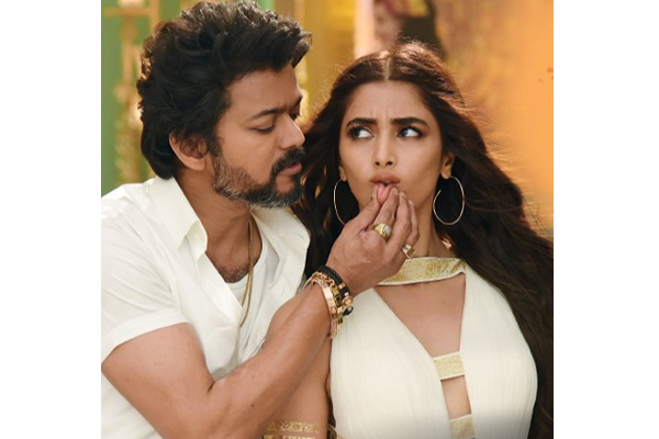 நடிகையின் உதட்டில் விஜய் செய்த விஷயம்.. திருமணம் ஆகாத பெண்ணுடன் இப்படியா..! | Vijay With Pojja Hegde Recent Photo Gone Viral