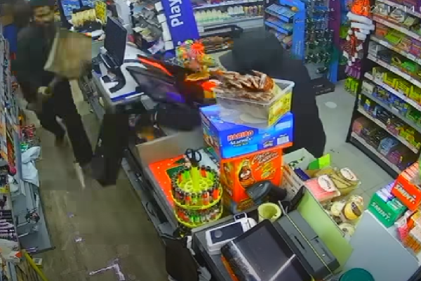 லண்டனில் கடையை தீயிட்டு கொழுத்த முயன்ற நபருக்கு தமிழ் இளைஞன் செய்த சம்பவம் | Tamil Youth Stops Arson Attempt In London