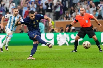 கத்தாரில் பிரான்ஸ் அணிக்கு திட்டமிட்டே விஷம் அளிக்கப்பட்டதா? சந்தேகம் எழுப்பும் பிரபலம்