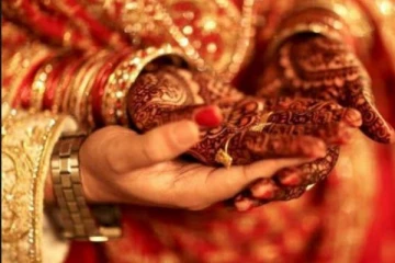 திருமணத்தன்று மனைவி கொடுத்த பரிசால் திக்குமுக்காடிய கணவர்