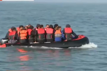 பிரித்தானிய எல்லைக்குள் புலம்பெயர்வோரை கொண்டு விட்டு சென்ற பிரான்ஸ் போர்க்கப்பல்