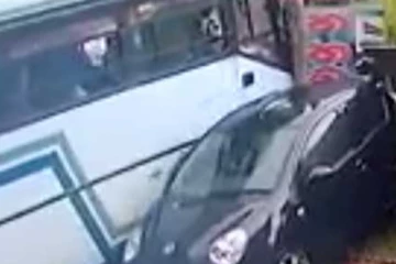 99න් දිවි බේරාගත් තාප්පෙටම හේත්තු කල බස් අනතුර..(VIDEO)