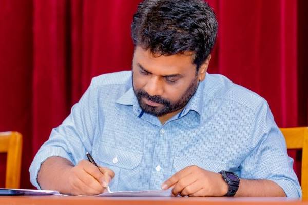 ஜனாதிபதியால் அதிகாரிகளுக்கு பிறப்பிக்கப்பட்ட அதிரடி உத்தரவு | President Issues Sudden Order To Officials ஜனாதிபதியால் அதிகாரிகளுக்கு பிறப்பிக்கப்பட்ட அதிரடி உத்தரவு | President Issues Sudden Order To Officials