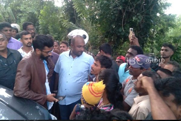 கஹவத்தை சம்பவம் : அமைச்சர் ஜீவன் தொண்டமானின் தலையீட்டால் தீர்வு(படங்கள்) | Kahavathi Incident Minister Jeevan