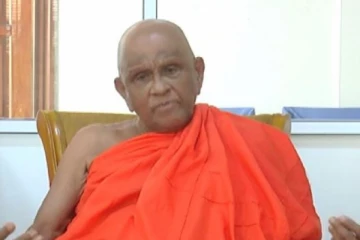 தேரரிடமிருந்து   சான்றிதழ்களை ஏற்க மறுத்த பட்டதாரிகள்!