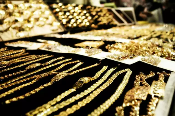 65 இலட்சம் ரூபா பெறுமதியான தங்க ஆபரணத்தை இறக்குமதி செய்த மூவர் கைது | Gang Arrested For Importing Gold Jewelery