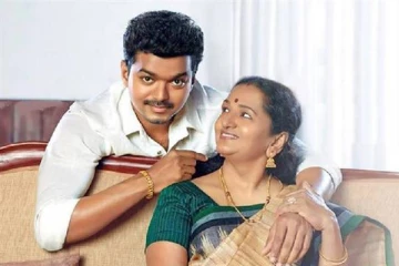 தனது அம்மாவுக்கு மேடையில் நடிகர் விஜய் செய்த மாரியாதை.. இதுவரை நீங்கள் பார்த்திராத புகைப்படம்