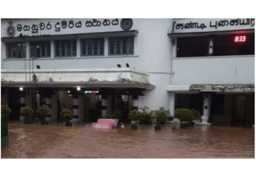 இலங்கையில் தொடர் கனமழை - வெள்ள நீரில் மூழ்கிய கண்டி ரயில் நிலையம்...!