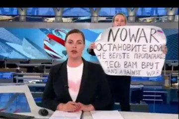 செய்தி நேரலையின் போது திடீரென புகுந்த பெண் போராட்டக்காரர் - ரஷ்ய மக்களை பதறவைத்த வீடியோ
