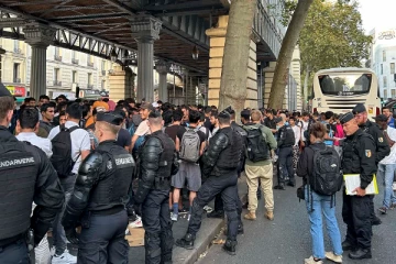 நூற்றுக்கணக்கான புலம்பெயர்ந்தோரை வெளியேற்றும் பிரான்ஸ் தலைநகரம்: பின்னணி