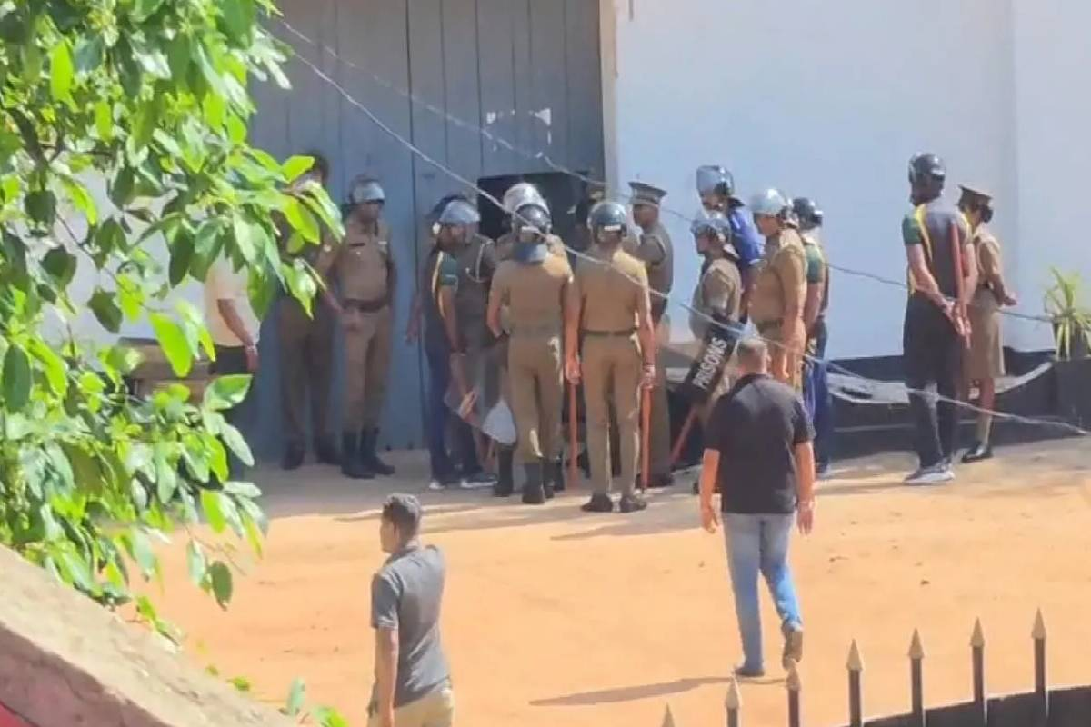 நீர்கொழும்பு சிறைச்சாலை முன்னால் கைதிகளின் உறவினர்கள் திரண்டு முன்னெடுத்த ஆர்ப்பாட்டம் | Relatives Prisoners Gather Negombo Prison Protest நீர்கொழும்பு சிறைச்சாலை முன்னால் கைதிகளின் உறவினர்கள் திரண்டு முன்னெடுத்த ஆர்ப்பாட்டம் | Relatives Prisoners Gather Negombo Prison Protest