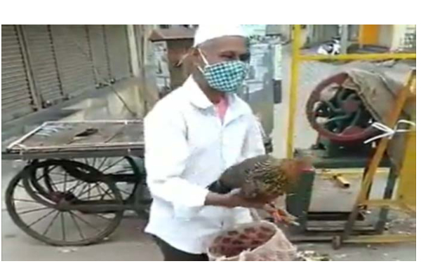 ஊரடங்கில் வெளியில் வந்த நபர்... விசாரித்த பொலிசாருக்கு கையில் கோழியுடன் அளித்த பதில் | Lockdown Man Reason In Hen