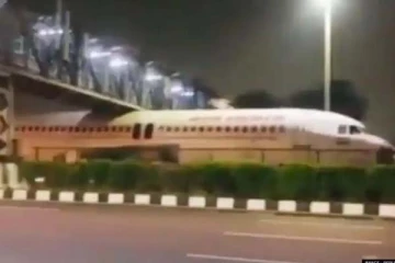 பாலத்திற்கு அடியே சிக்கிக் கொண்ட விமானம்: வைரலாகும் காட்சி! காரணம் என்ன?