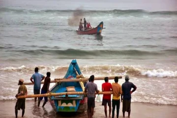 எல்லைதாண்டி மீன்பிடித்ததாக 7 தமிழக மீனவர்கள் கைது - மீனவர் சங்கம் கோரிக்கை