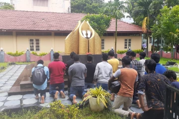 மாவீரர் வாரத்தை முன்னிட்டு யாழ். பல்கலைக்கழகத்தில் மாவீரர்களுக்கு அஞ்சலி (PHOTOS)