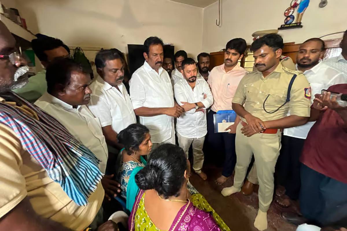 சபரி வர்மன் மரணம்.., நிவாரண உதவிகளை ஏற்க மறுத்த குடும்பத்தினர் | Sabari Varman Family Denied The Helps சபரி வர்மன் மரணம்.., நிவாரண உதவிகளை ஏற்க மறுத்த குடும்பத்தினர் | Sabari Varman Family Denied The Helps