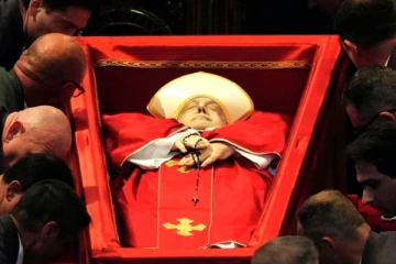 போப்புடன் செல்ஃபி எடுக்க வேண்டாம் - பொதுமக்களிடம் வாடிகன் வலியுறுத்தல்