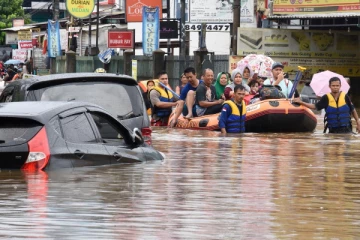 இந்தோனேசியாவையும் விட்டுவைக்காத இயற்கை சீற்றம்!