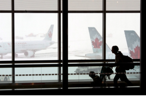 ரொறன்ரோவில் விமானப் பயணிகளுக்கான அறிவிப்பு | Winter Storms In U S Maritimes Cancel