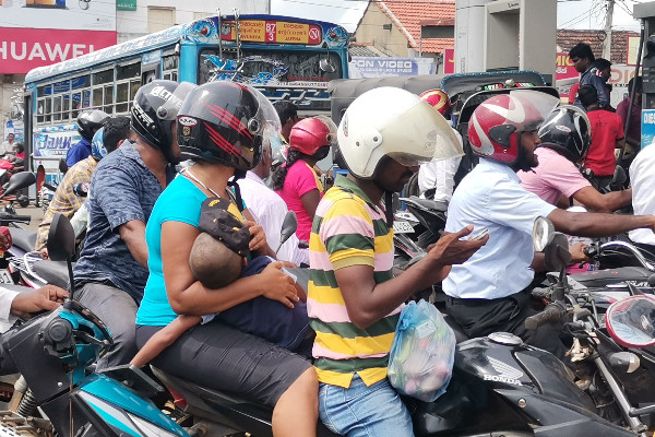 எரிபொருளுக்காக வீதிக்கிறங்கி போராடும் மக்கள் (Photos) | People Fighting On The Streets For Fuel