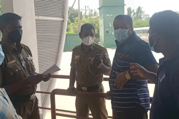 வவுனியா தனியார் பேருந்து உரிமையாளர் சங்கத்தின் ஊடக சந்திப்புக்கு இடையூறை ஏற்படுத்திய பொலிஸார் (PHOTOS)