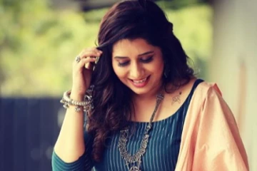 அதிர்ச்சி... பறி போனது பிரியங்காவின் அடுத்த வாய்ப்பு! அவர் இடத்தில் காமெடி நடிகையை களமிறக்கி விஜய் டீவி