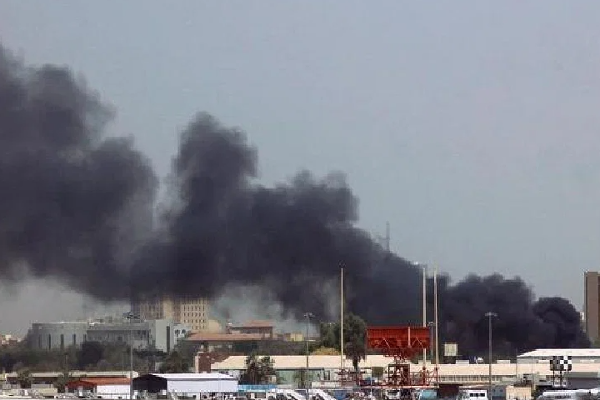 சூடானில் உள்நாட்டு மோதலால் தீக்கிரையாகிய கட்டிடங்கள்! | Building Set Ablaze By Civil Conflict In Sudan