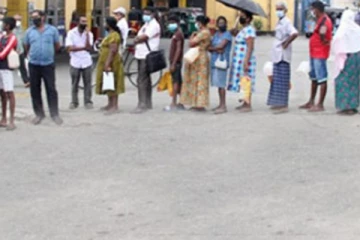 භූමිතෙල් ගන්න කිලෝමීටර් ගානක පොලිමේ සිටි කාන්තාවකට හදිසියේ වුන අකරතැබ්බ සමාජ මාධ්ය කලඹයි ! (PHOTO)