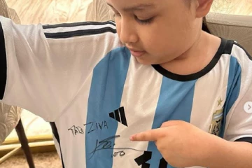 தோனியின் மகளுக்கு கால்பந்தாட்ட வீரர் லயனல் மெஸ்ஸி கொடுத்த பரிசு!