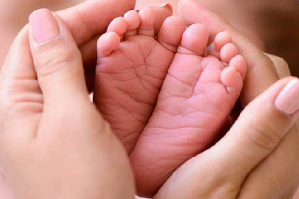 தாய்ப்பால் குடித்துக்கொண்டிருந்த கைக்குழந்தைக்கு நேர்ந்த சோகம்! | Sri Lanka Child Was Died After Breast Milk