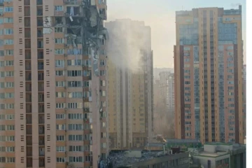 යුක්රේනයේ මහල් නිවාස සංකීර්ණයකට රුසියානු මිසයිල ප්‍රහාරයක්..(CCTV VIDEO)